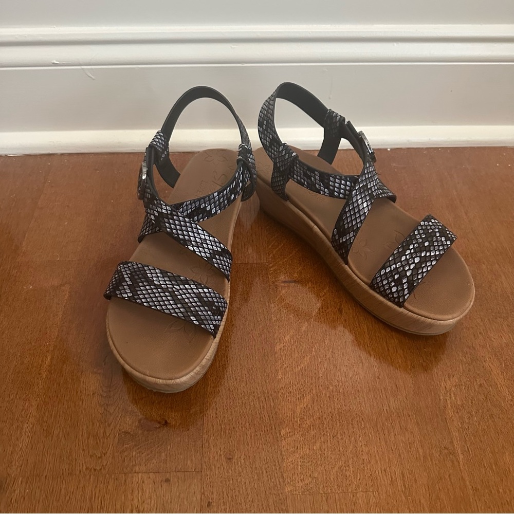 Sketchers Black Snakeskin Platform Sandals